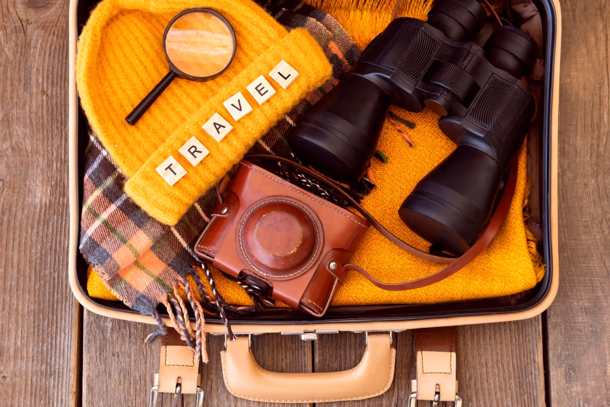 Sbalený kufr, připravený na dobrodružství.